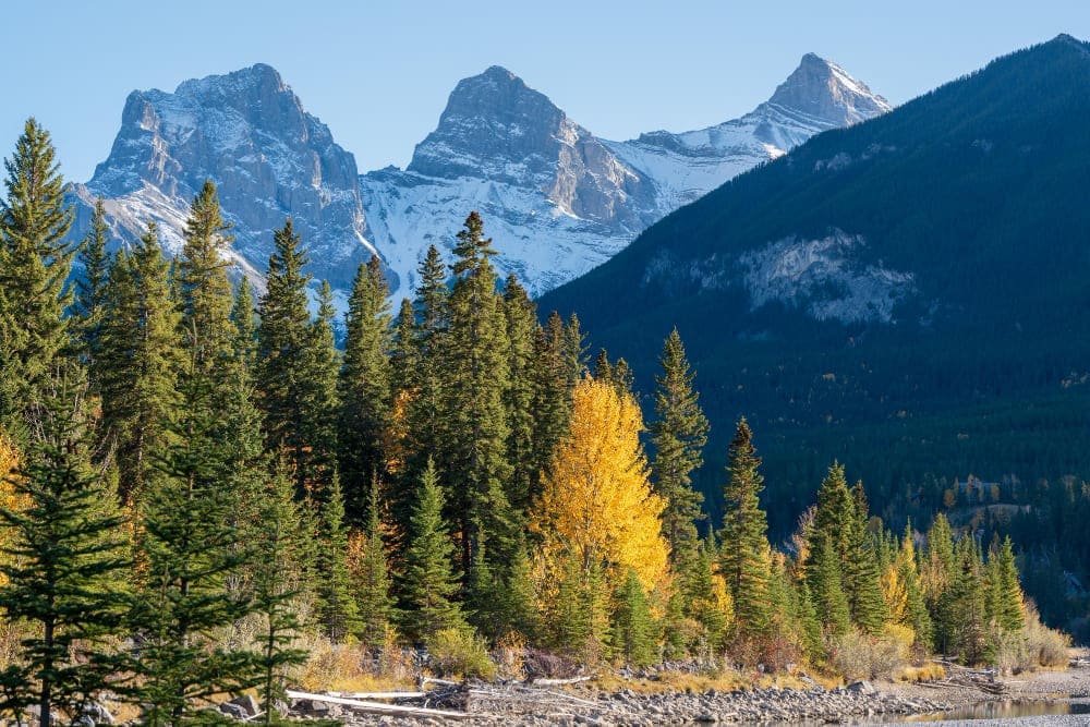 Canmore mit den Bergkette der drei Schwestern