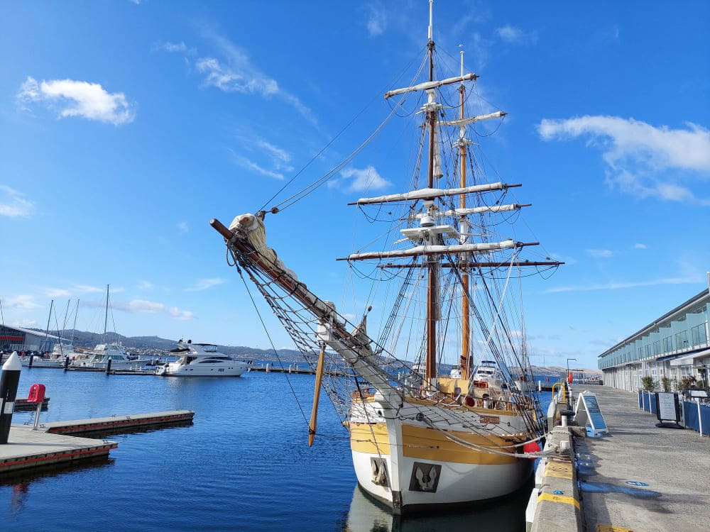 Segelschiff im Hafen von Hobart