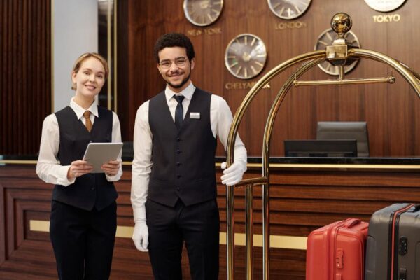 Hotelmitarbeiter:innen