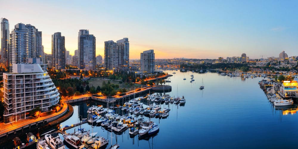 Hafen und Appartmentgebäude in Vancouver