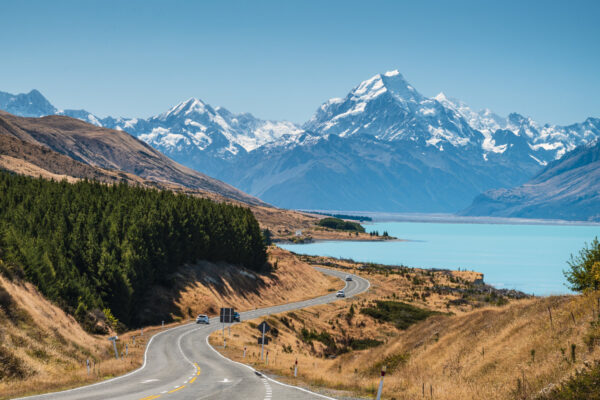 Lake Pukaki mit verschneiten Bergen im Hintergrund
