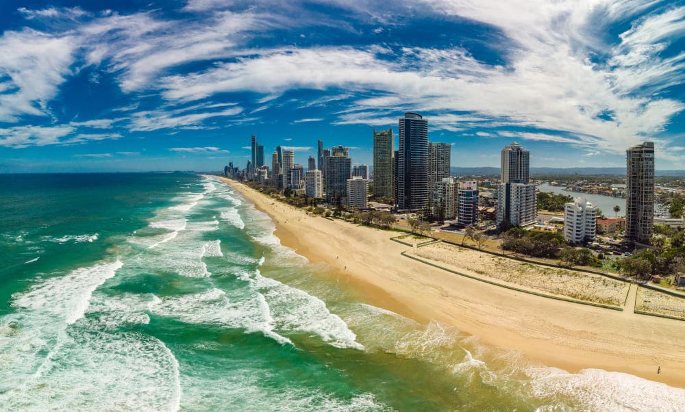 Surfers Paradise Strand aus der Luftperspektive mit einer Drohne