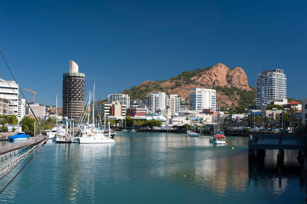 Blick auf Boote am Kai festgemacht im ruhigen Wasser des Townsville Marina