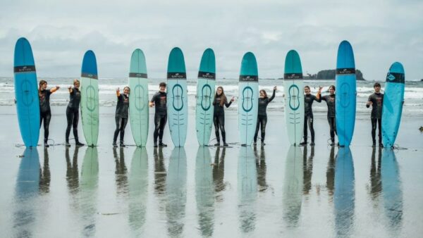Surfen am Strand von Vancouver Island
