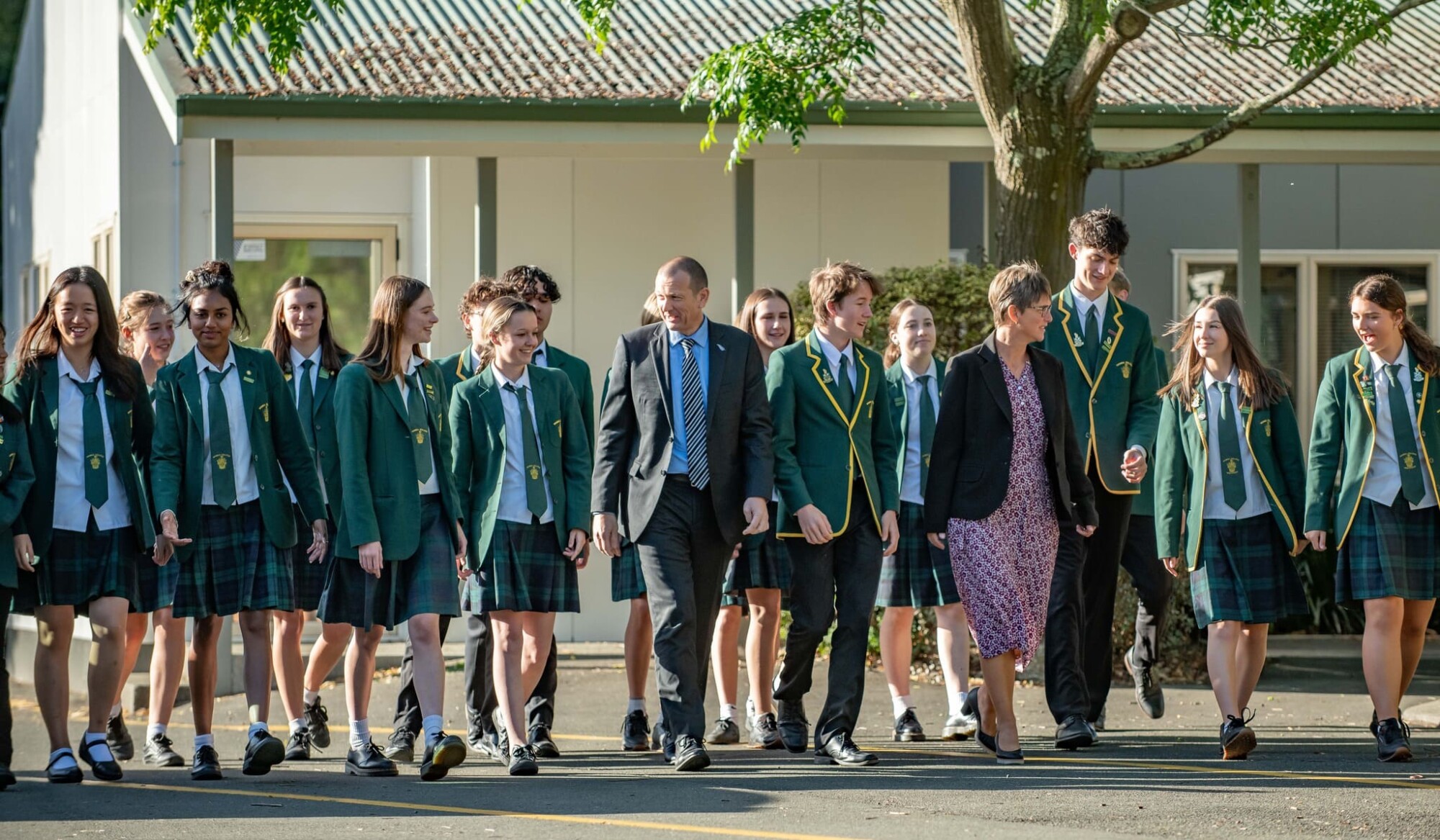 Schüler:innen in Schuluniform des Waimea College