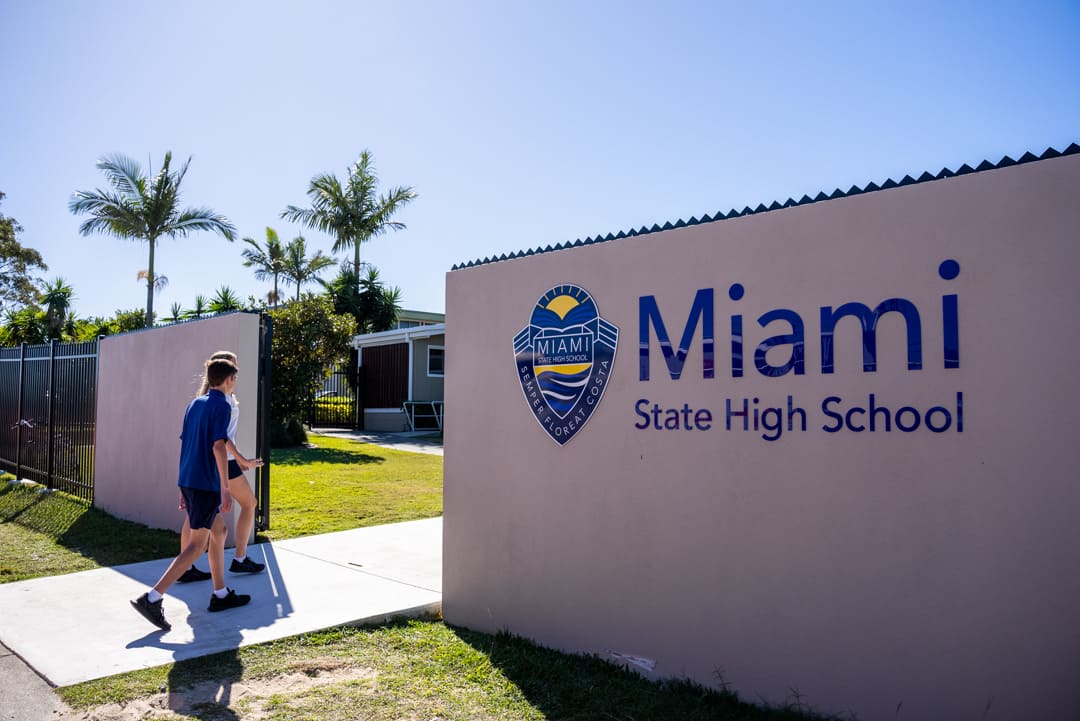 Eingang der Miami State High School