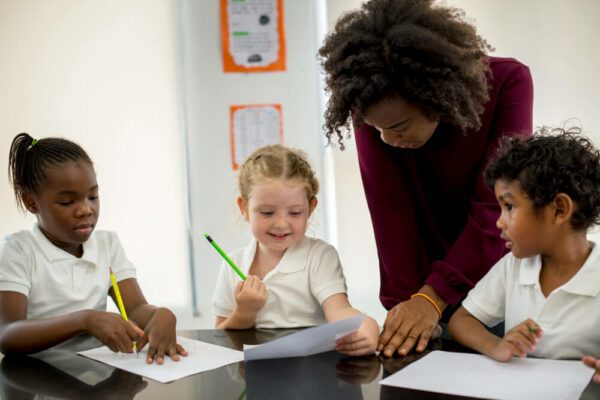 Lehrassistentin mit Grundschüler:innen